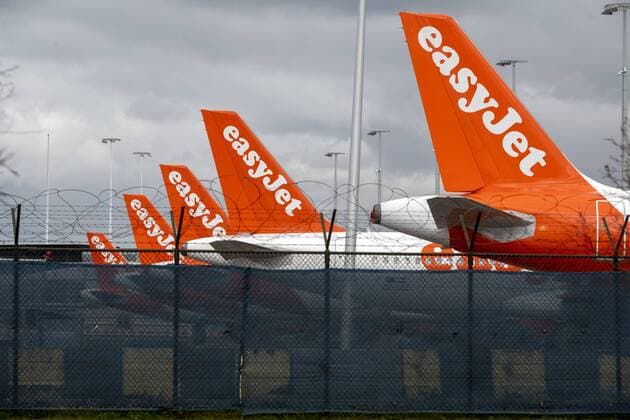 2020-03-30 09:34:48 SCHIPHOL - Toestellen van easyJet op de luchthaven Schiphol. De prijsvechter staakt per direct al zijn vluchten. De luchtvaartonderneming noemt als reden de ongekende reisbeperkingen die door landen zijn opgelegd in reactie op het nieuwe coronavirus en de invoering van lockdowns in veel Europese landen. ANP EVERT ELZINGA  Copyright: xx x409135721x
