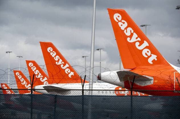 News Bilder des Tages 2020-03-30 09:34:48 SCHIPHOL - Toestellen van easyJet op de luchthaven Schiphol. De prijsvechter staakt per direct al zijn vluchten. De luchtvaartonderneming noemt als reden de ongekende reisbeperkingen die door landen zijn opgelegd in reactie op het nieuwe coronavirus en de invoering van lockdowns in veel Europese landen. ANP EVERT ELZINGA  Copyright: xx x409135728x
