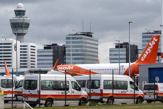 2020-03-30 09:34:48 SCHIPHOL - Toestellen van easyJet op de luchthaven Schiphol. De prijsvechter staakt per direct al zijn vluchten. De luchtvaartonderneming noemt als reden de ongekende reisbeperkingen die door landen zijn opgelegd in reactie op het nieuwe coronavirus en de invoering van lockdowns in veel Europese landen. ANP EVERT ELZINGA  Copyright: xx x409135734x