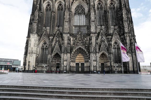 Koeln waehrend der Corona Pandemie, Innenstadt 30.03.2020 Der sonst so volle Domvorplatz ist nur vereinzelt besucht. Koeln Innenstadt NRW Deutschland Copyright: xBEAUTIFULxSPORTS Wunderlx