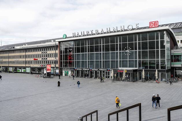 Koeln waehrend der Corona Pandemie, Innenstadt 30.03.2020 Selbst zur Rush Hour ist der Bahnhofsvorplatz leer. Koeln Innenstadt NRW Deutschland Copyright: xBEAUTIFULxSPORTS Wunderlx