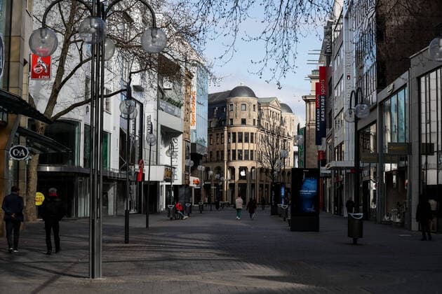 Koeln waehrend der Corona Pandemie, Innenstadt 30.03.2020 Statt shoppenden Touristen lediglich ein paar vorbeihuschende Passanten: Die Schildergasse Koeln Innenstadt NRW Deutschland Copyright: xBEAUTIFULxSPORTS Wunderlx