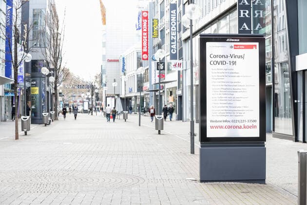 Koeln waehrend der Corona Pandemie, Innenstadt 30.03.2020 Statt shoppenden Touristen lediglich ein paar vorbeihuschende Passanten: Die Schildergasse Auf den Werbeschildern erscheinen die Warnhinweise der Stadt Koeln Koeln Innenstadt NRW Deutschland Copyright: xBEAUTIFULxSPORTS Wunderlx