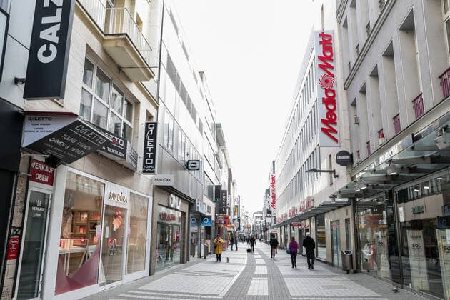 Koeln waehrend der Corona Pandemie, Innenstadt 30.03.2020 Statt shoppenden Touristen lediglich ein paar vorbeihuschende Passanten: Die Hohe Strasse Koeln Innenstadt NRW Deutschland Copyright: xBEAUTIFULxSPORTS Wunderlx