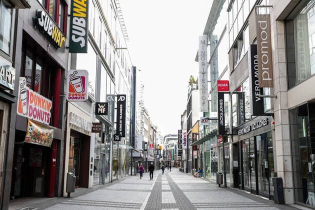 Koeln waehrend der Corona Pandemie, Innenstadt 30.03.2020 Statt shoppenden Touristen lediglich ein paar vorbeihuschende Passanten: Die Hohe Strasse Koeln Innenstadt NRW Deutschland Copyright: xBEAUTIFULxSPORTS Wunderlx