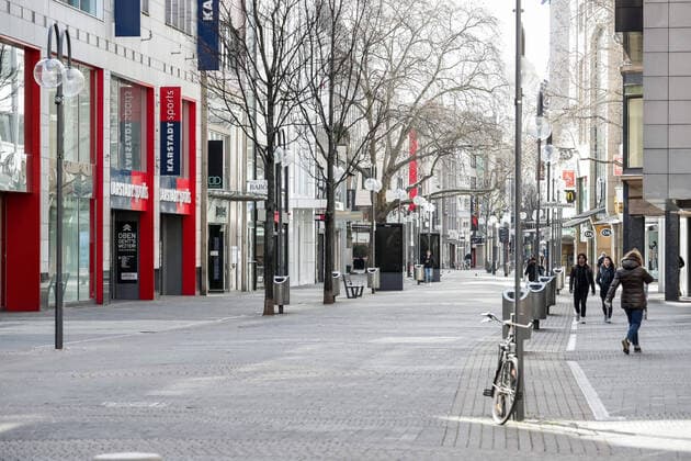 Koeln waehrend der Corona Pandemie, Innenstadt 30.03.2020 Statt shoppenden Touristen lediglich ein paar vorbeihuschende Passanten: Die Schildergasse Koeln Innenstadt NRW Deutschland Copyright: xBEAUTIFULxSPORTS Wunderlx