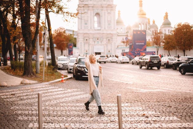 IMAGO Creative: Herbst in der Stadt Young stylish woman crossing road in city ,model released, Symbolfoto CR_DMBE200313-307540-01