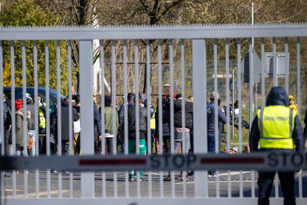 Geldersheim, Ankerzentrum, 30.03.2020, Ankerzentrum Geldersheim unter Corona-Quarantaene Bild: Dichtes Gedränge hinter den Gittern obwohl sieben der rund 600 Bewohner positiv auf Corona getestet worden, wie auch ein Beschäftigter. Copyright: HMBxMediax xHeikoxBecker