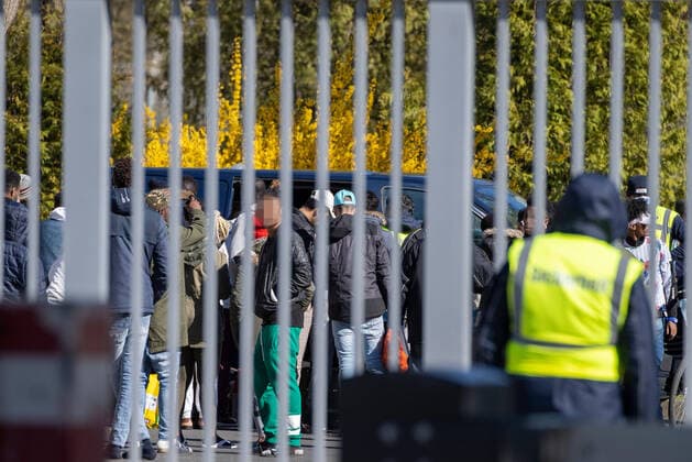 News Bilder des Tages Geldersheim, Ankerzentrum, 30.03.2020, Ankerzentrum Geldersheim unter Corona-Quarantaene Bild: Dichtes Gedränge hinter den Gittern obwohl sieben der rund 600 Bewohner positiv auf Corona getestet worden, wie auch ein Beschäftigter. Copyright: HMBxMediax xHeikoxBecker