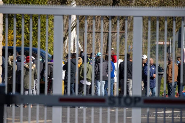 Geldersheim, Ankerzentrum, 30.03.2020, Ankerzentrum Geldersheim unter Corona-Quarantaene Bild: Dichtes Gedränge hinter den Gittern obwohl sieben der rund 600 Bewohner positiv auf Corona getestet worden, wie auch ein Beschäftigter. Copyright: HMBxMediax xHeikoxBecker