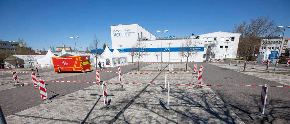 Wuerzburg, VCC, 30.03.2020, Corona-Teststrecken werden ausgebaut Bild: Zwei Corona Teststrecken werden am VCC aufgebaut und funktionieren als Drive In. Der gesamte Test-Vorgang läuft also durch das geöffnete Autofenster Copyright: HMBxMediax xHeikoxBecker