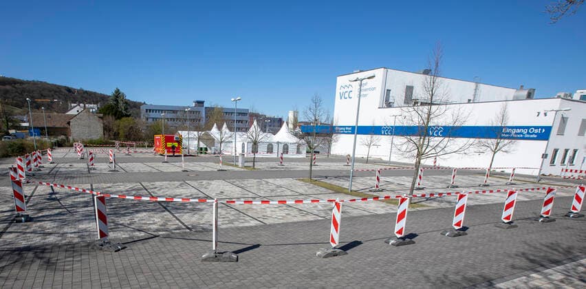 Wuerzburg, VCC, 30.03.2020, Corona-Teststrecken werden ausgebaut Bild: Zwei Corona Teststrecken werden am VCC aufgebaut und funktionieren als Drive In. Der gesamte Test-Vorgang läuft also durch das geöffnete Autofenster Copyright: HMBxMediax xHeikoxBecker