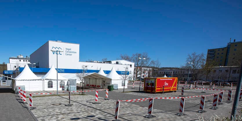Wuerzburg, VCC, 30.03.2020, Corona-Teststrecken werden ausgebaut Bild: Zwei Corona Teststrecken werden am VCC aufgebaut und funktionieren als Drive In. Der gesamte Test-Vorgang läuft also durch das geöffnete Autofenster Copyright: HMBxMediax xHeikoxBecker