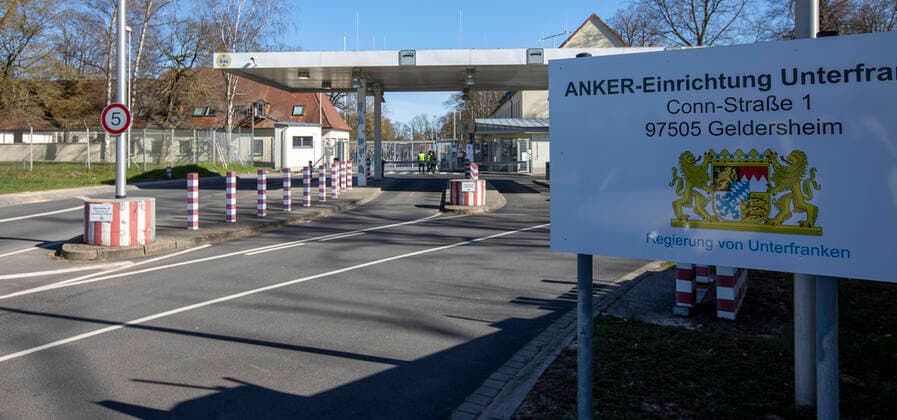 Geldersheim, Ankerzentrum, 30.03.2020, Ankerzentrum Geldersheim unter Corona-Quarantaene Bild: Dichtes Gedränge hinter den Gittern obwohl sieben der rund 600 Bewohner positiv auf Corona getestet worden, wie auch ein Beschäftigter. Copyright: HMBxMediax xHeikoxBecker