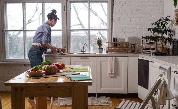 IMAGO Creative: Internationaler Frauentag, Mental Load und Care-Arbeit Young and beautiful housewife woman cooking in a white kitchen Krasnodar, Krasnodar Krai, Russia ,model released, Symbolfoto CR_EVUV200313-320696-01