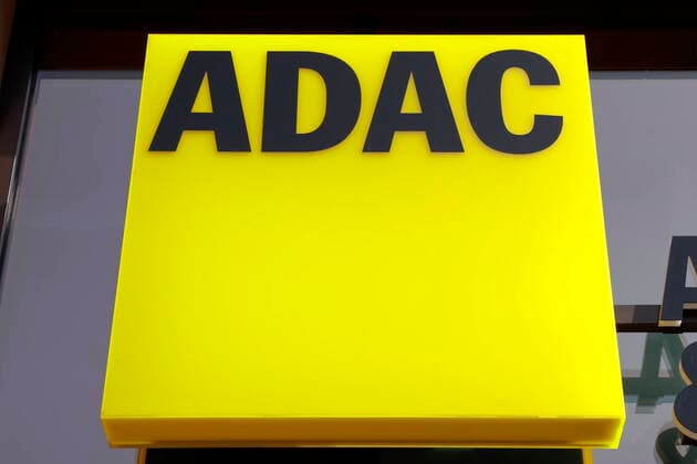 28.03.2020, Frankfurt am Main, Deutschland - Foto: ADAC-Logo an einer ADAC-Geschaeftsstelle in Frankfurt am Main.