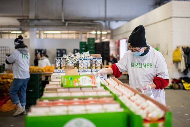 Bilder des Jahres 2020, News 03 März News Themen der Woche KW13 News Bilder des Tages Berlin Corona-Krise Berliner Tafel Auswirkungen der Corona-Krise. Die Corona-Situation hat auch fuer die Hilfsorganisation Berliner Tafel weitreichende Konsequenzen. 42 LAIB und SEELE-Ausgabestellen mussten schliessen, nur drei der Ausgabestellen haben noch geoeffnet. Rund 50.000 beduerftige Menschen kommen ueblicherweise jeden Monat an den Ausgabestellen. Damit die Menschen weiterhin gespendete Lebensmittel erhalten koennen, beliefert die Berliner Tafel nun die Menschen zu Hause. In einer Halle auf dem Berliner Grossmarkt packen freiwillige Helferinnen und Helfer Tueten mit Lebensmitteln (im Bild), die verteilt werden. In einigen Bezirken uebernehmen Radfahrerinnen und Radfahrer der Rebel Riders mit Lastenraedern die Vor-Ort-Verteilung von Tuer zu Tuer. LAIB und SEELE ist eine Aktion der Berliner Tafel e.V., der Kirchen u