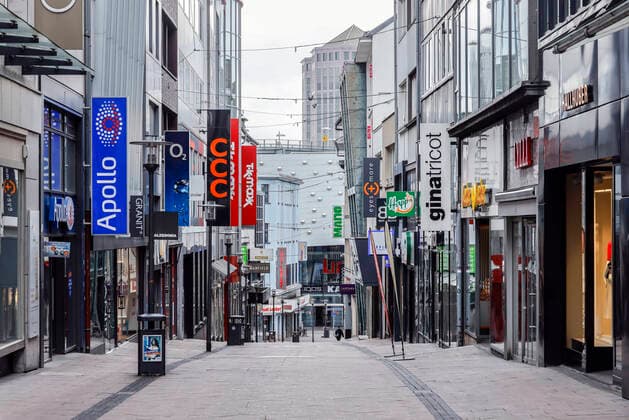 30.03.2020, Essen, Ruhrgebiet, Nordrhein-Westfalen, Deutschland - Menschenleere Einkaufsstrassen, Coronakrise, geschlossene Geschaefte auf der Limbecker Strasse, hinten das Einkaufszentrum Limbecker Platz. Essen Nordrhein-Westfalen Deutschland