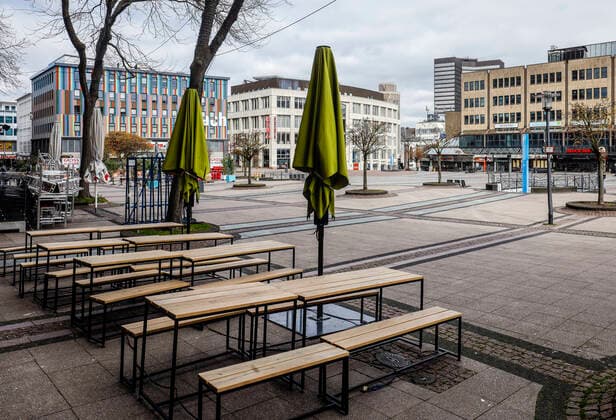 30.03.2020, Essen, Ruhrgebiet, Nordrhein-Westfalen, Deutschland - Menschenleere Einkaufsstrassen, Coronakrise, geschlossene Restaurants und Geschaefte auf dem Kennedyplatz. Essen Nordrhein-Westfalen Deutschland