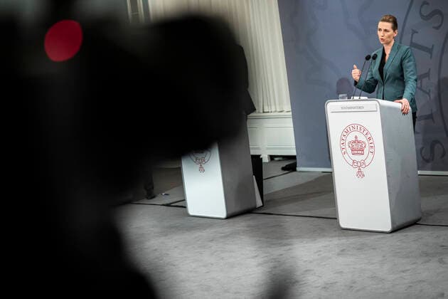 News Bilder des Tages Statsminister Mette Frederiksen (S), Sundhedsminister Magnus Heunicke, Soeren Brostroem, Thorkild Fogde og Kaare Moelbak afholder pressemoede om COVID-19 i Danmark, i Spejlsalen i Statsministeriet mandag den 30. marts 2020. , Copyright: MartinxSylvestx spdk20200330-192855-L