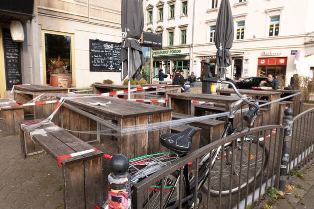 GER Dresden - Corona Krise in der Dresdner Neustadt viele Geschaefte und Kneipen sind geschlossen bzw. sind nur befristet offen und Besucher muessen Abstand halten - hier das fruehere Kaestnercafe heute ein vietnamesisches Bistro 30.03.20 300320 ddbd
