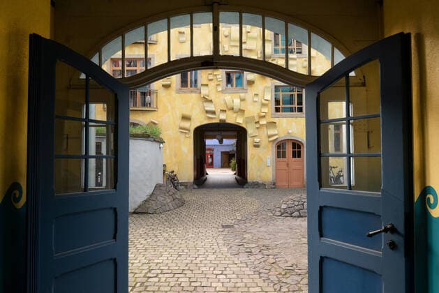 GER Dresden - Corona Krise in der Dresdner Neustadt viele Geschaefte und Kneipen sind geschlossen bzw. sind nur befristet offen und Besucher muessen Abstand halten - hier die leere Kunsthofpassage 30.03.20 300320 ddbd
