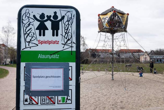 GER Dresden - Corona Krise in der Dresdner Neustadt Spielplaetze sind geschlossen und duerfen nicht betreten werden am Alaunpark 30.03.20 300320 ddbd
