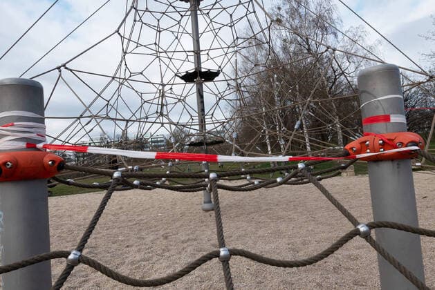 GER Dresden - Corona Krise in der Dresdner Neustadt Spielplaetze sind geschlossen und duerfen nicht betreten werden am Alaunpark 30.03.20 300320 ddbd