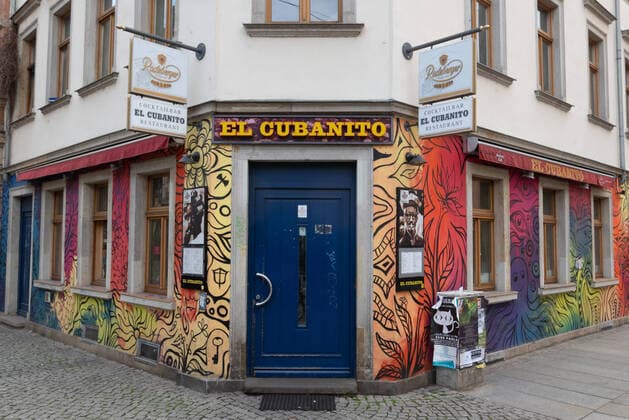GER Dresden - Corona Krise in der Dresdner Neustadt viele Geschaefte und Kneipen sind geschlossen bzw. sind nur befristet offen und Besucher muessen Abstand halten 30.03.20 300320 ddbd