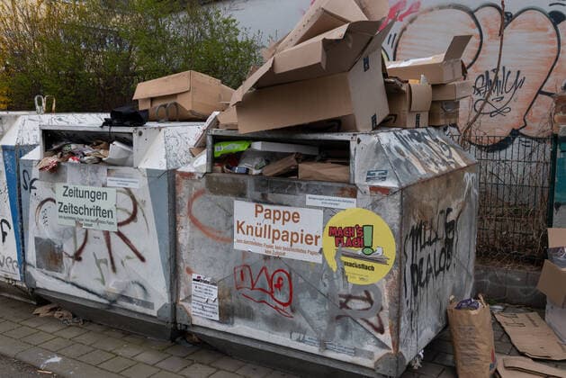 GER Dresden - in der Dresdner Neustadt ueberfuellte Pappcontainer - Pappe Kneullpapier 30.03.20 300320 ddbd