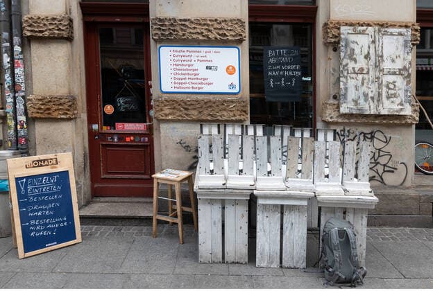 GER Dresden - Corona Krise in der Dresdner Neustadt viele Geschaefte und Kneipen sind geschlossen bzw. sind nur befristet offen und Besucher muessen Abstand halten 30.03.20 300320 ddbd