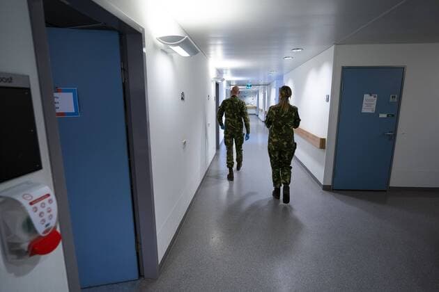 2020-03-30 13:39:49 EDE - Artsen en verpleegkundigen van Defensie volgen een interne opleiding bij Ziekenhuis Gelderse Vallei zodat zij aan de slag kunnen op de afdelingen intensive care en spoedeisende hulp. Gelderse Vallei deed een beroep op militaire hulp, nadat was besloten om het aantal ic-bedden drastisch uit te breiden nu het aantal met het coronavirus besmette mensen in de regio snel oploopt. ANP JEROEN JUMELET  Copyright: xANPxJEROENxJUMELETx x409134191x