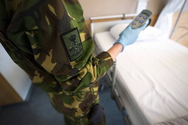 2020-03-30 13:38:22 EDE - Artsen en verpleegkundigen van Defensie volgen een interne opleiding bij Ziekenhuis Gelderse Vallei zodat zij aan de slag kunnen op de afdelingen intensive care en spoedeisende hulp. Gelderse Vallei deed een beroep op militaire hulp, nadat was besloten om het aantal ic-bedden drastisch uit te breiden nu het aantal met het coronavirus besmette mensen in de regio snel oploopt. ANP JEROEN JUMELET  Copyright: xANPxJEROENxJUMELETx x409134217x