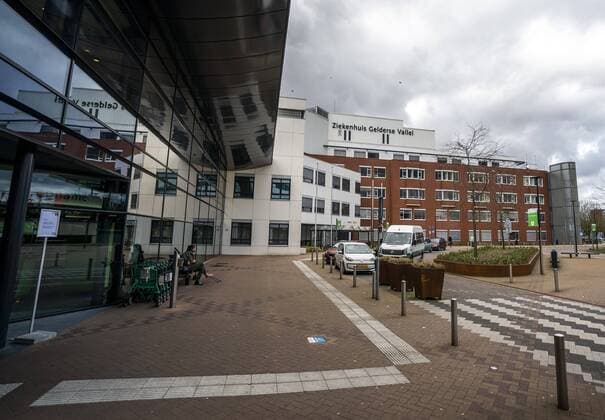 2020-03-30 13:46:03 EDE - Exterieur van Ziekenhuis Gelderse Vallei, het eerste ziekenhuis in Nederland waar militair medisch personeel wordt ingezet. In de omgeving van Ede loopt het aantal met het coronavirus besmette mensen snel op. ANP JEROEN JUMELET  Copyright: xANPxJEROENxJUMELETx x409134423x