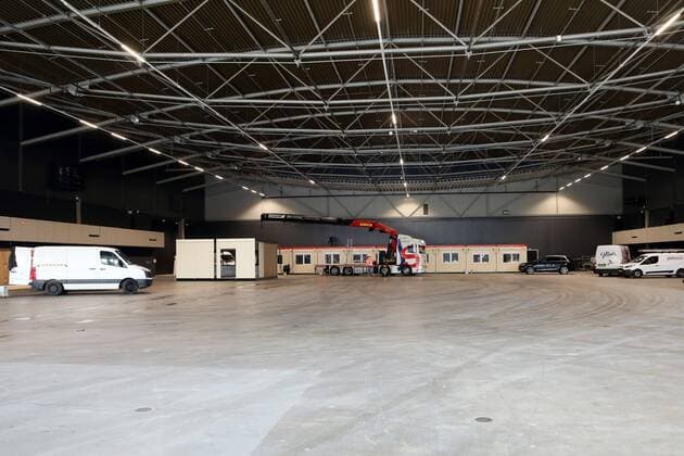 2020-03-30 14:03:30 ROTTERDAM - Bedden en andere apparatuur worden Ahoy binnengebracht. De evenementenlocatie wordt een extra voorziening voor patienten die wel zorg nodig hebben maar niet naar het ziekenhuis hoeven. Er kunnen volgens Ahoy patienten met corona terecht, maar ook andere patienten. ANP PIETER STAM DE JONGE  Copyright: xANPx xPIETERxSTAMxDExJONGEx x409134327x