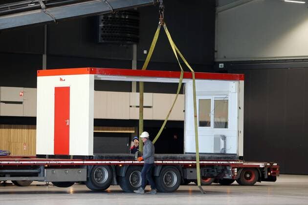 2020-03-30 14:07:23 ROTTERDAM - Bedden en andere apparatuur worden Ahoy binnengebracht. De evenementenlocatie wordt een extra voorziening voor patienten die wel zorg nodig hebben maar niet naar het ziekenhuis hoeven. Er kunnen volgens Ahoy patienten met corona terecht, maar ook andere patienten. ANP PIETER STAM DE JONGE  Copyright: xANPx xPIETERxSTAMxDExJONGEx x409134530x