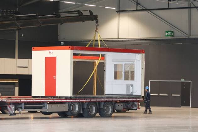2020-03-30 14:03:56 ROTTERDAM - Bedden en andere apparatuur worden Ahoy binnengebracht. De evenementenlocatie wordt een extra voorziening voor patienten die wel zorg nodig hebben maar niet naar het ziekenhuis hoeven. Er kunnen volgens Ahoy patienten met corona terecht, maar ook andere patienten. ANP PIETER STAM DE JONGE  Copyright: xANPx xPIETERxSTAMxDExJONGEx x409134672x