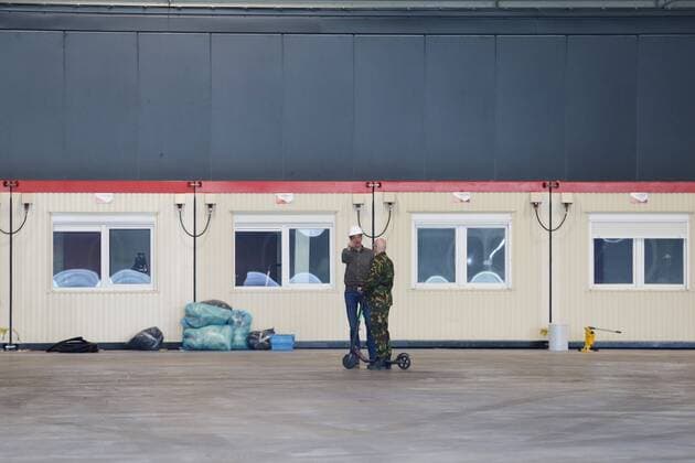 2020-03-30 14:11:05 ROTTERDAM - Bedden en andere apparatuur worden Ahoy binnengebracht. De evenementenlocatie wordt een extra voorziening voor patienten die wel zorg nodig hebben maar niet naar het ziekenhuis hoeven. Er kunnen volgens Ahoy patienten met corona terecht, maar ook andere patienten. ANP PIETER STAM DE JONGE  Copyright: xANPx xPIETERxSTAMxDExJONGEx x409134720x