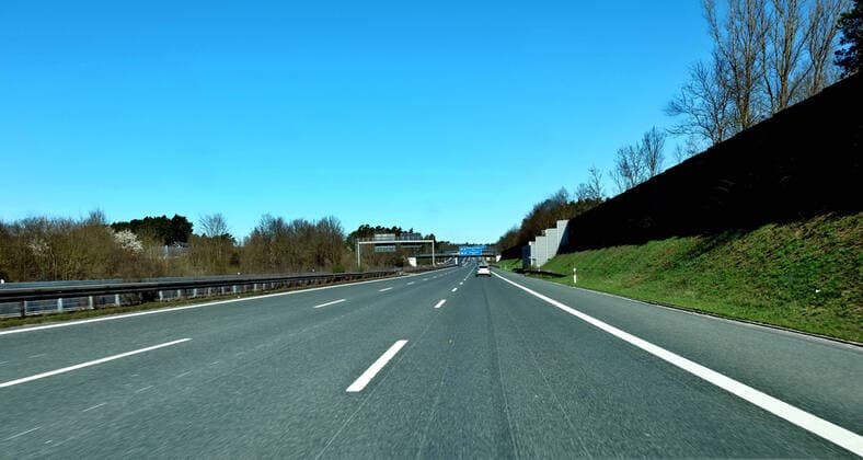 30.03.2020, DEU Der einzige Vorteil der Corona Pandemie : Leere Autobahnen. Die Autobahn A 9 zwischen Muenchen und Frankfurt