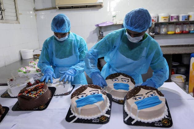 News Bilder des Tages March 30, 2020, Khan Yunis, Gaza Strip, Palestinian Territory: Palestinians put final touches on cakes that portrays a woman wearing a facemask, at their shop in Khan Yunis in the southern Gaza Strip on March 30, 2020. The United Nations has warned that a COVID-19 outbreak in Gaza could be disastrous, given the high poverty rates and weak health system in the coastal strip under Israeli blockade since 2007. Authorities in Gaza have said that more than 2,700 Palestinians are in home-isolation, mostly people who had returned from Egypt Khan Yunis Palestinian Territory - ZUMAap3_ 20200330_zaf_ap3_139 Copyright: xAshrafxAmrax