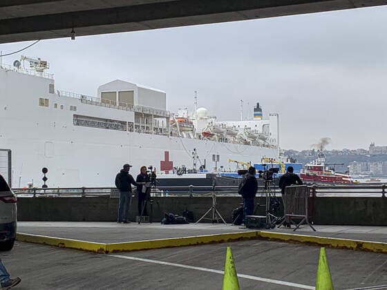 March 30, 2020, Nova York, EUA: (NEW) Covid-19: USNS Comfort ship at New York harbor. The USNS Comfort ship arrived at New York harbor Pier 90 in New York this Monday morning (30).The USNS Comfort has capacity to assist 1000 patients and arrived to help fight the new coronavirus pandemic (COVID-19).There is a lot of movement at the site...Credit: Thenews2 Nova York - ZUMAn293 20200330_znp_n293_030 Copyright: xNiyixFotex