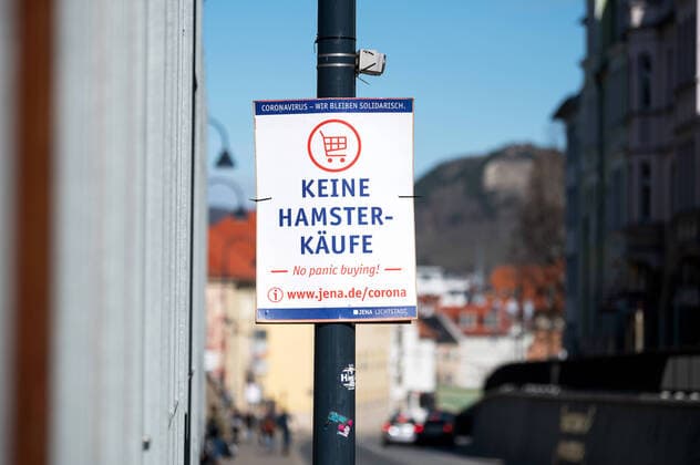 Coronavirus - Wir bleiben solidarisch. Plakatkampagne der Stadt Jena am 30.3.2020 Keine Hamsterkäufe. No panic buying! Plakat am Madgelstieg. Innenstadt Jena