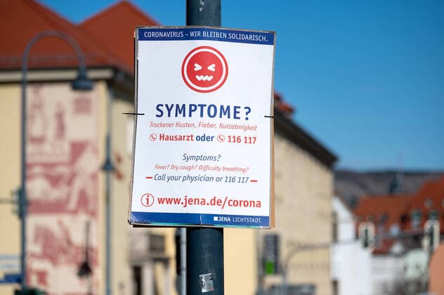 Coronavirus - Wir bleiben solidarisch. Plakatkampagne der Stadt Jena am 30.3.2020 SYMPTOME? Trockener Husten, Fieber, Kurzatmigkeit. Symptoms? Fever? Dry cough? Difficulty breathing? Plakat am Magdelstieg. Innenstadt Jena