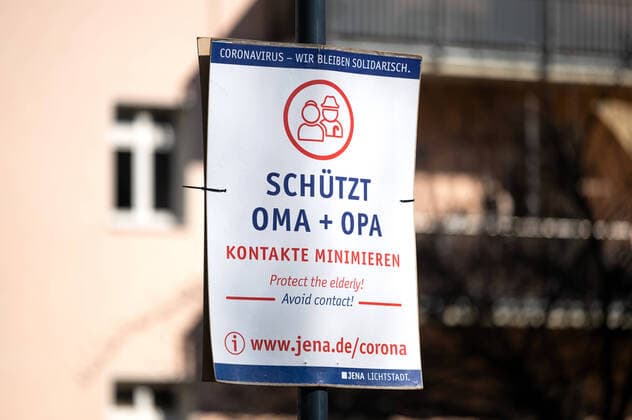 Coronavirus - Wir bleiben solidarisch. Plakatkampagne der Stadt Jena am 30.3.2020 Schützt Oma + Opa! Kontakte Minimieren. Protect the elderly! Avoid contact! Innenstadt Jena