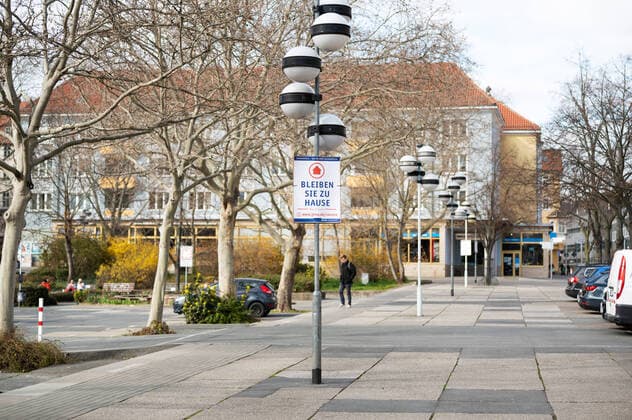 Coronavirus - Wir bleiben solidarisch. Plakatkampagne der Stadt Jena am 30.3.2020 Bleiben Sie Zu Hause. Stay at home! Plakat am Eichplatz. Innenstadt Jena