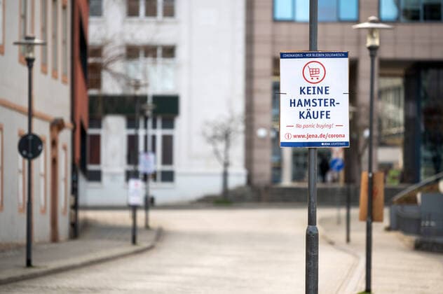 Coronavirus - Wir bleiben solidarisch. Plakatkampagne der Stadt Jena am 30.3.2020 Keine Hamsterkäufe. No panic buying! Plakat in der menschenleeren Innenstadt. Innenstadt Jena