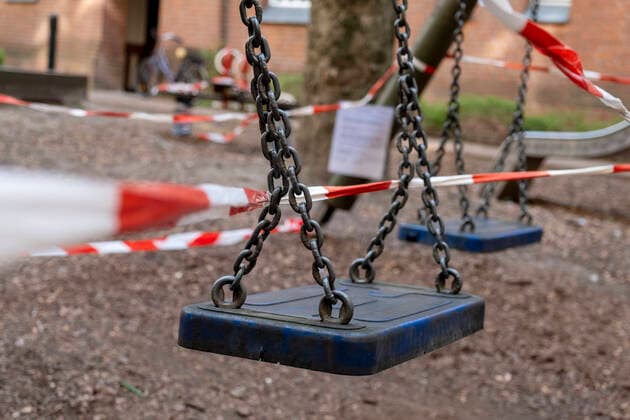 Coronakrise - Mit rot-weißem Absperrband abgesperrter Kinderspielplatz auf dem Hof eines Wohnhauses in Berlin-Prenzlauer Berg. So soll das Kontaktverbot durchgesetzt werden. Corona crisis - Children s playground cordoned off with a red and white barrier tape in the courtyard of a residential building in Berlin-Prenzlauer Berg. So the contact ban should be enforced. Coronakrise - Abgesperrter Kinderspielplatz