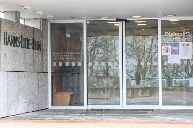 30.03.2020, xtgx, Auswirkungen des Corona Virus in Wolfsburg, Eingang zum Hanns Lilje Heim der Diakonie in Wolfsburg. Nachdem in dem Pflegeheim, in dem ueberwiegend Demenzkranke Senioren untergebracht sind, zahlreiche Patienten durch das Corona Virus verstorben waren, hat ein Anwalt die Diakonie wegen fahrlaessiger Toetung angezeigt. Wolfsburg
