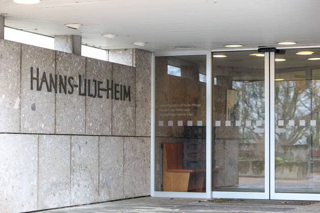 30.03.2020, xtgx, Auswirkungen des Corona Virus in Wolfsburg, Hanns Lilje Heim der Diakonie in Wolfsburg. Nachdem in dem Pflegeheim, in dem ueberwiegend Demenzkranke Senioren untergebracht sind, zahlreiche Patienten durch das Corona Virus verstorben waren, hat ein Anwalt die Diakonie wegen fahrlaessiger Toetung angezeigt. Wolfsburg