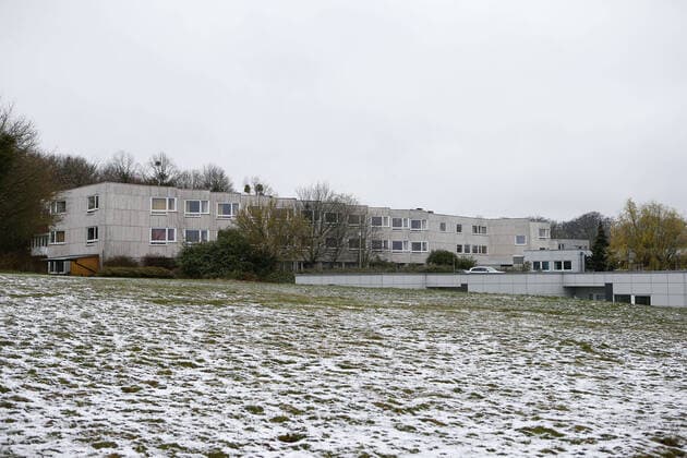 30.03.2020, xtgx, Auswirkungen des Corona Virus in Wolfsburg, Hanns Lilje Heim der Diakonie in Wolfsburg. Nachdem in dem Pflegeheim, in dem ueberwiegend Demenzkranke Senioren untergebracht sind, zahlreiche Patienten durch das Corona Virus verstorben waren, hat ein Anwalt die Diakonie wegen fahrlaessiger Toetung angezeigt. Wolfsburg